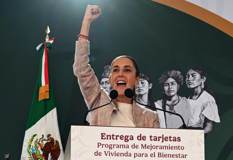 Fotografía cedida por la presidencia de México, de la mandataria Claudia Sheinbaum, durante una gira de trabajo este sábado en el municipio de Ixtapaluca en el Estado de México (México). EFE/Presidencia de México