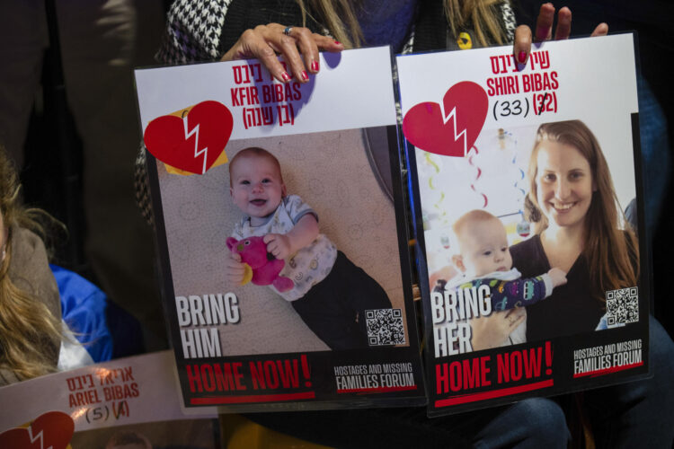 Cientos de personas participan en una concentración el 20 de febrero de 2025 en la plaza de los Rehenes de Tel Aviv, tras la entrega de los cuerpos de Shiri Bibas y sus dos hijos, Ariel y Kfir. EFE/ Magda Gibelli