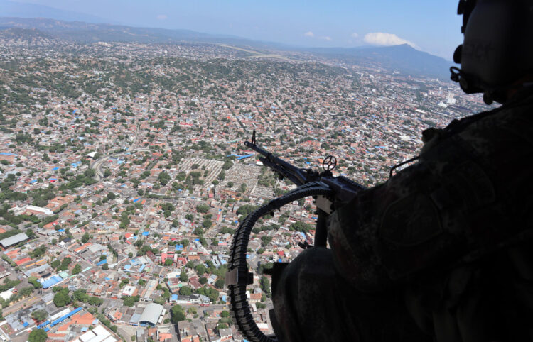 Fotografía de archivo que muestra a un integrante del Ejercito durante un sobrevuelo en la ciudad de Cúcuta (Colombia). EFE/ Mario Caicedo ARCHIVO