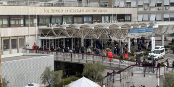 El papa está estable, pero su cuadro clínico es «complejo» y se alarga su hospitalización