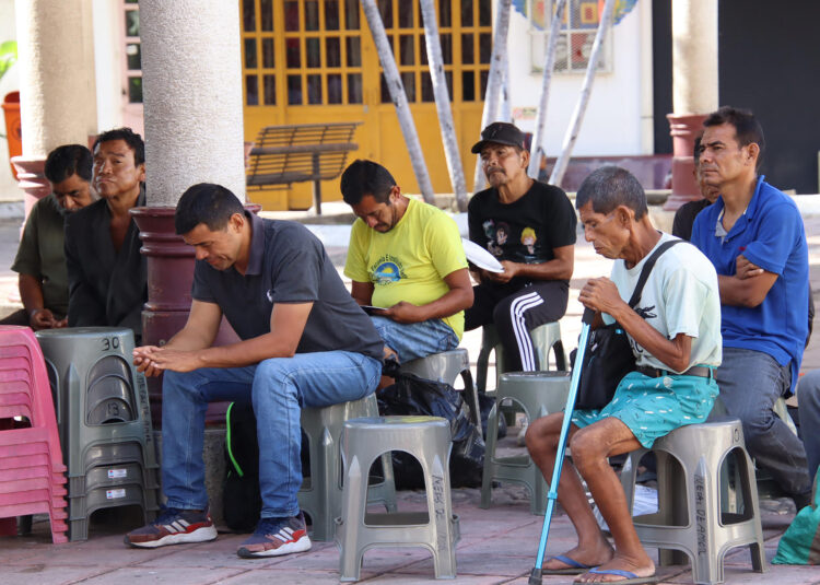 Personas esperan para resolver su situación migratoria este domingo, en una plaza del municipio de Tapachula en el estado de Chiapas (México). EFE/Juan Manuel Blanco