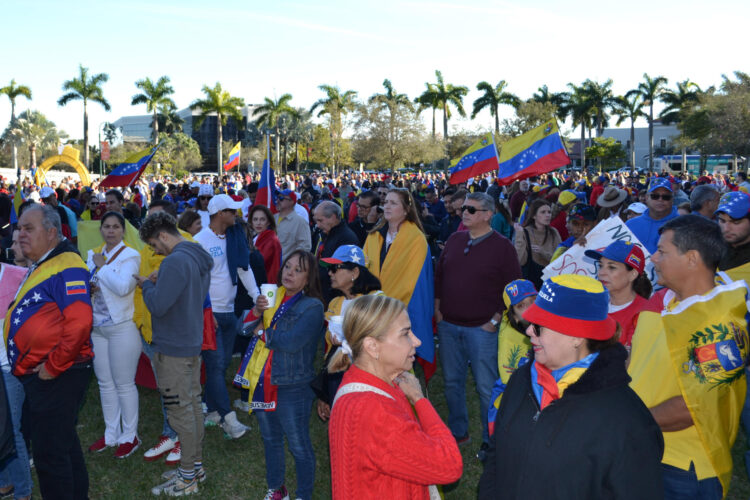 Foto de archivo que muestra a ciudadanos venezolanos asisten a una manifestación este jueves, en Doral (Estados Unidos). EFE/ Antoni Belchi