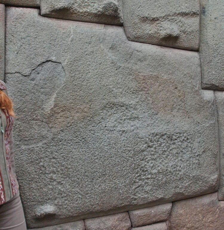 Fotografía de archivo en la que se registró una toma general de la histórica e icónica 'piedra de los 12 ángulos', en la calle Hatun Rumiyoq (piedra grande, en quechua), a unos 500 metros de la Plaza de Armas de la ciudad de Cuzco (Perú). EFE/Sergio Urday