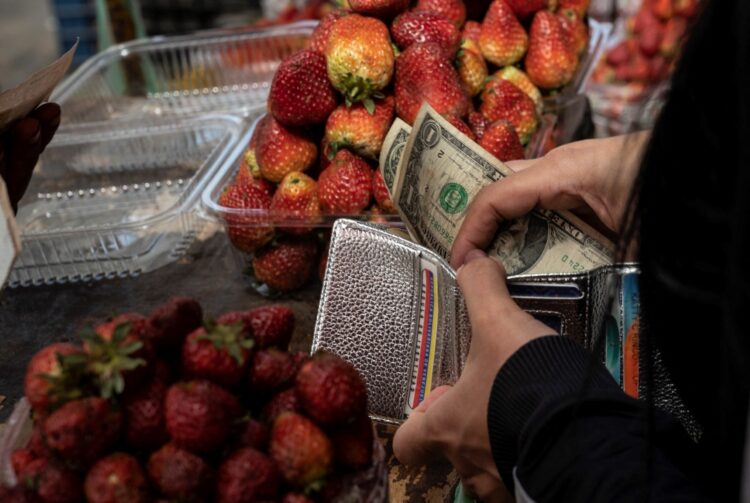 El tipo de cambio en el mercado oficial cerró el primer mes del año en 58,44 bolívares por dólar, lo que representa un aumento del 11,16% respecto al valor registrado al inicio del mes, que fue de 52,57 bolívares | Foto: Yuri Cortez / AFP