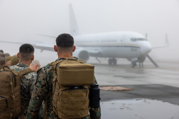 Fotografía cedida por el Cuerpo de Marines de los Estados Unidos de marines antes de subir a un avión C-40A de la Fuerza Aérea de los EE. UU. este lunes en Cherry Point, Carolina del Norte (EE.UU.). EFE/Matthew Williams/U.S. Marine Corps