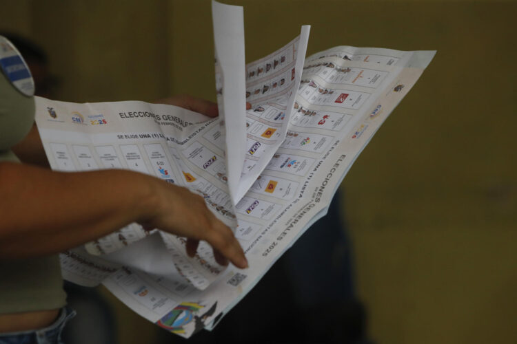 Fotografía del conteo de votos en Ecuador. EFE/ Carlos Durán Araújo