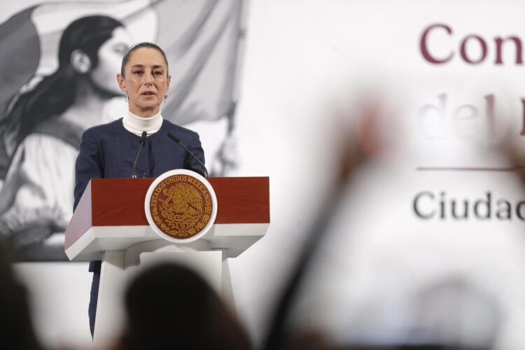 La presidenta de México, Claudia Sheinbaum, participa este lunes durante una rueda de prensa en Palacio Nacional en la Ciudad de México (México). EFE/ Isaac Esquivel