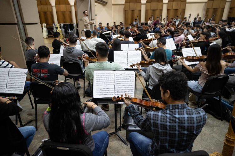 Fotografía del 17 de diciembre de 2024 de la práctica de integrantes de la Orquesta Sinfónica Simón Bolívar de Venezuela, en Caracas (Venezuela). EFE/ Ronald Peña R.