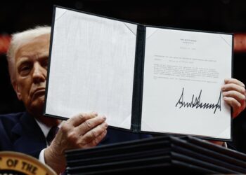 Jueza paraliza a nivel nacional orden de Trump para acabar con ciudadanía por nacimiento