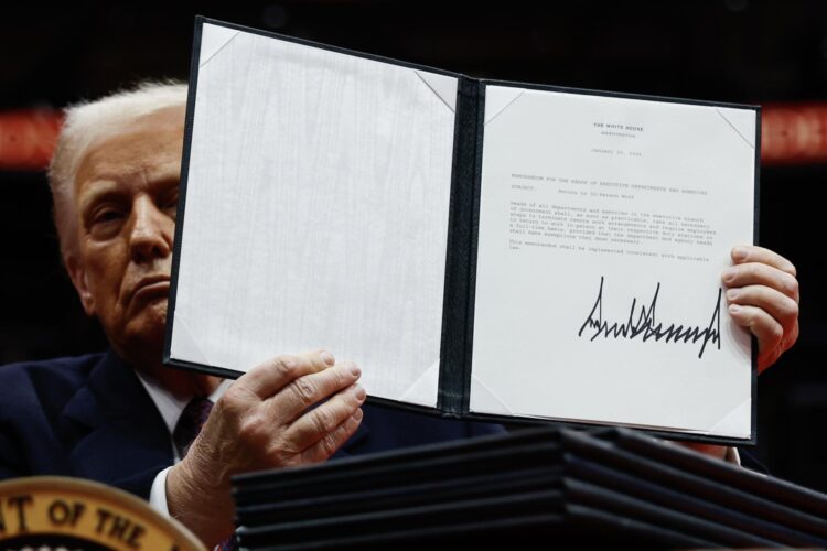 Fotografía del 20 de enero de 2025 del presidente Donald Trump después de firmar una orden ejecutiva . Trump prestó juramento para un segundo mandato como presidente de los Estados Unidos el 20 de enero. La inauguración presidencial se llevó a cabo en interiores debido a las extremas bajas temperaturas en DC. (United States) EFE/ANNA MONEYMAKER / POOL