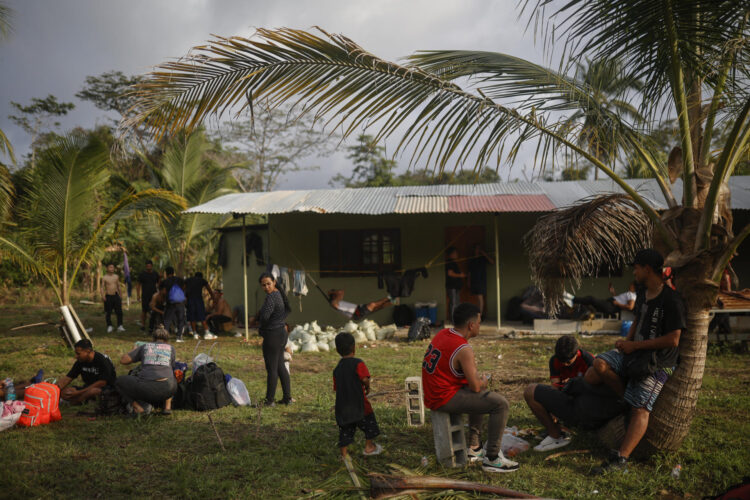 Migrantes descansan en un refugio improvisado este sábado, en la comarca Guna Yala, en Puerto de Cartí (Panamá). EFE/ Bienvenido Velasco