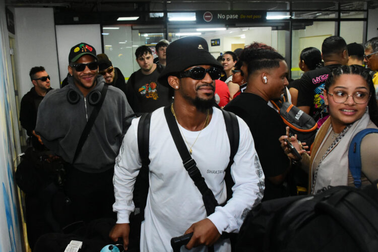 Integrantes del equipo musical de la cantante colombiana Shakira llegan este martes al aeropuerto Ernesto Cortissoz en Barranquilla (Colombia). EFE/ Aleidys Coll