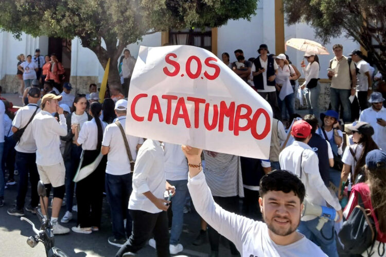 Un hombre sostiene una pancarta durante una manifestación para exigir el respeto a la vida y la paz en la región del Catatumbo. Foto de archivo. EFE/ Ana Inés Vega