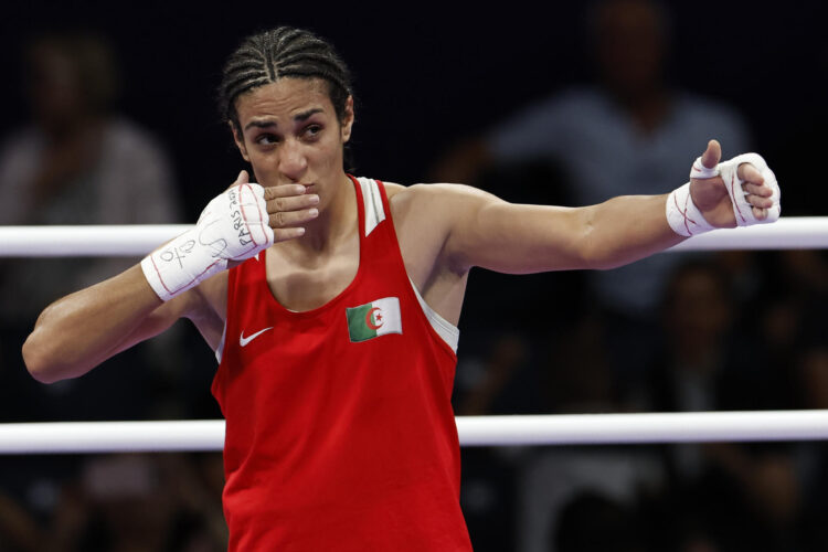 La boxeadora argelina Imane  Khelif celebra su victoria ante la húngara Anna Luca Hamori en su combate de boxeo femenino de cuartos de final, categoría 66kg, de los Juegos Olímpicos de París 2024, en North Paris Arena de Seine-Saint Denis. EFE/ Miguel Toña/Archivo