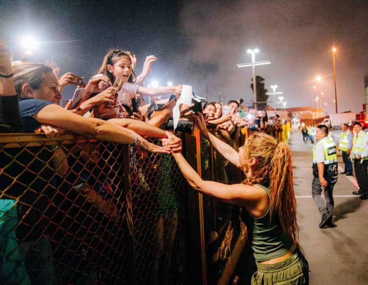 Fotografía cedida por Raúl Umeres que muestra a Shakira saludando seguidores a su llegada este sábado al aeropuerto Jorge Chávez de Lima (Perú). EFE/Raúl Umeres