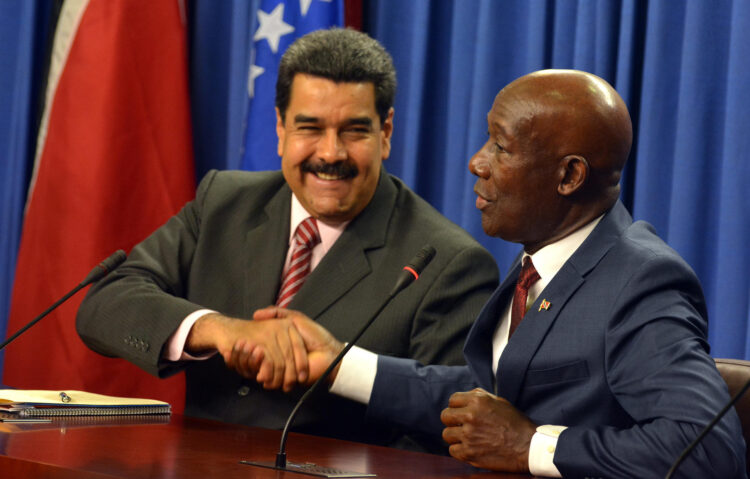 Fotografiá de archivo, tomada en mayo de 2016, en la que se registró un encuentro del presidente de Venezuela, Nicolás Maduro (i), y del primer ministro de Trinidad y Tobago, Keith Rowley (d), en Puerto España (Trinidad y Tobago). EFE/Alva Viarruel