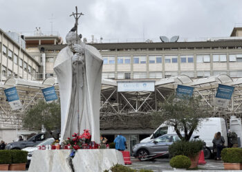 El papa Francisco padece infección en las vías respiratorias y fiebre «leve»