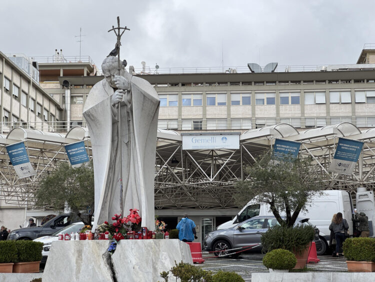 Una vista general del hospital Agostino Gemelli de Roma, donde el Papa Francisco, ingresó en la mañana del viernes para realizar algunos exámenes diagnósticos necesarios y continuar el tratamiento de la bronquitis, informó el Vaticano. Francisco no suspendió la agenda de hoy y se reunió, por ejemplo, con el presidente de Eslovaquia, Roberto Fico, pero tras sus reuniones fue ingresado en el Policlínico Agostino Gemelli. EFE/Daniel Cáceres