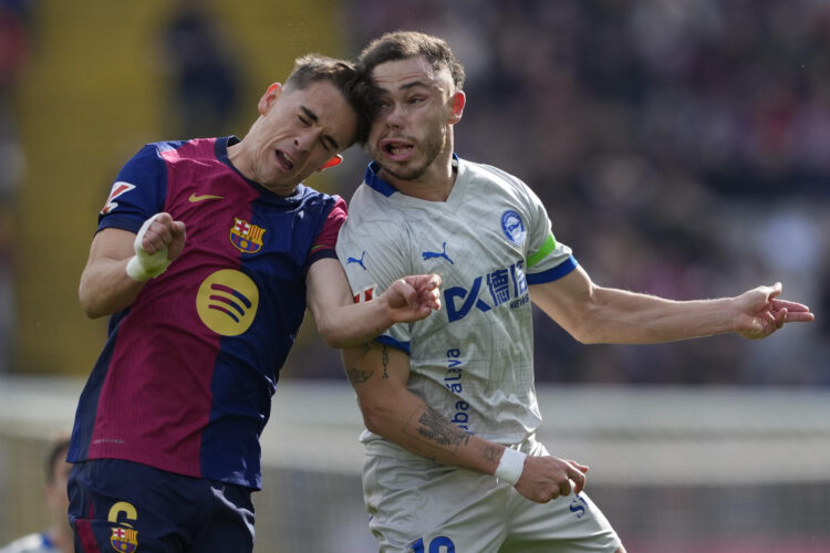 BAEl centrocampista del FC Barcelona Gavi (i) y el delantero del Alavés Tomás Conechny, chocan al luchar por un balón aéreo durante el partido de LaLiga entre el FC Barcelona y el Alavés en el Estadio Olímpico de Montjuic en Barcelona. EFE/Alejandro García