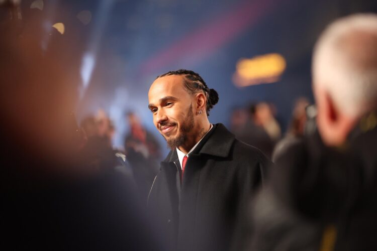 El piloto británico de Ferrari, Lewis Hamilton, a su llegada a la alfombra roja con motivo del 75 aniversario de la F1. EFE/EPA/NEIL HALL