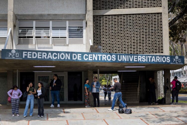 Personas esperan afuera de la Federación de Centros Universitarios (FCU) de la Universidad Central de Venezuela (UCV) este 17 de marzo de 2025 en Caracas (Venezuela). EFE/ Miguel Gutiérrez