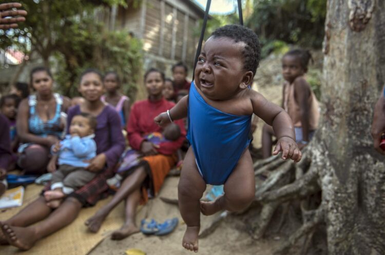 Imagen de archivo del peso de un bebé en un centro de ayuda de UNICEF en Tolanaro (Madagascar). EFE/Shiraaz Mohamed