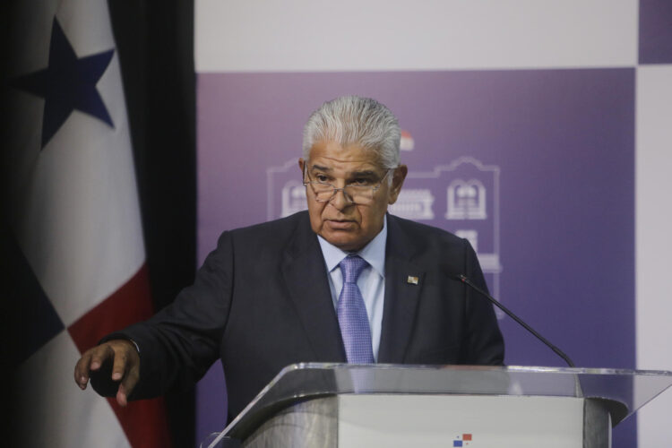 El presidente de Panamá, José Raúl Mulino, habla en una rueda de prensa este jueves, en el Palacio de las Garzas en Ciudad de Panamá (Panamá). EFE/ Carlos Lemos