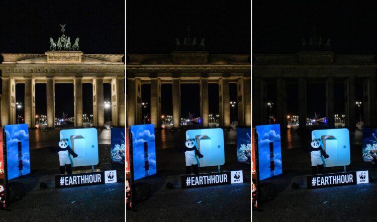 Imagen de archivo de la Puerta de Brandeburgo en Berlín (Alemania) durante el apagado por la Hora del Planeta. EFE/EPA/CLEMENS BILAN