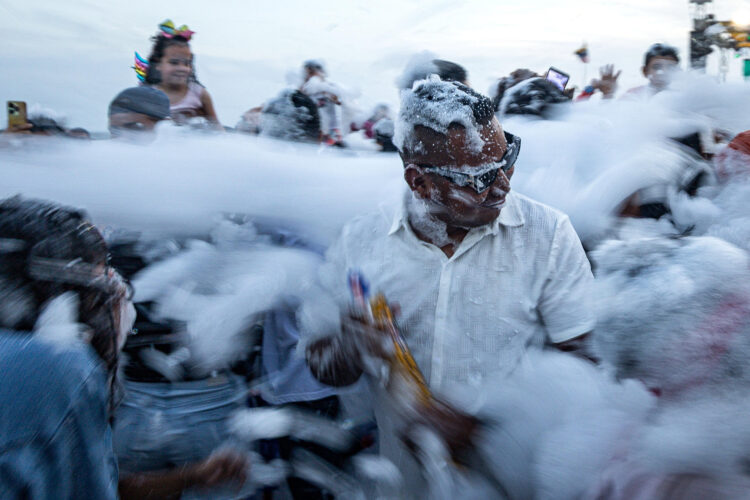 Un hombre participa en una fiesta de espuma durante el carnaval 2025 en Caracas (Venezuela). EFE/ Henry Chirinos