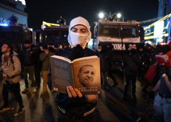 Cien detenidos más en Estambul por acudir a protestas contra el arresto del líder opositor