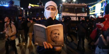 Cien detenidos más en Estambul por acudir a protestas contra el arresto del líder opositor