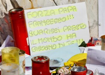 El papa requiere menos flujo de oxígeno en su terapia después de 32 días hospitalizado
