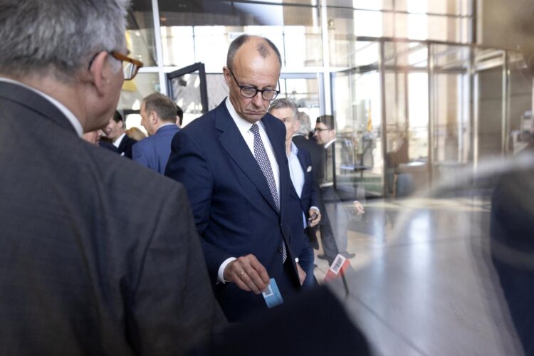 El presidente del partido y de la facción de la Unión Demócrata Cristiana (CDU), Friedrich Merz (C), emite su voto sobre un proyecto de ley presentado por el Partido Democrático Libre (FDP) antes de una votación sobre cambios a la Ley Fundamental de Alemania durante una sesión plenaria especial del parlamento alemán 'Bundestag', en Berlín, Alemania, 18 de marzo de 2025. El Bundestag alemán está votando un borrador de ley para facilitar el freno de la deuda para el gasto en defensa, que incluye un fondo de 500 mil millones de euros para inversiones en infraestructura y neutralidad climática. (Alemania) EFE/EPA/MAJA HITIJ / POOL