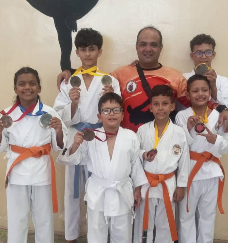 Los campeones del Karate Do de Sucre que lograron buena figuración en Barquisimeto.