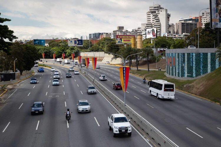 Varios vehículos transitan por la autopista Francisco Fajardo , en Caracas (Venezuela), en una fotografía de archivo. EFE/ Ronald Peña R.