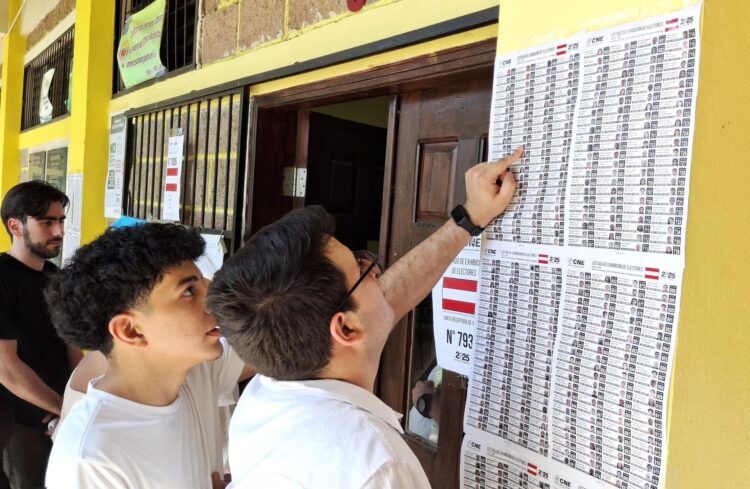 Dos hombres observan listado electoral durante las elecciones primarias en un centro de votación este 9 de marzo de 2025, El Progreso Yoro (Honduras). EFE/Jose Valle