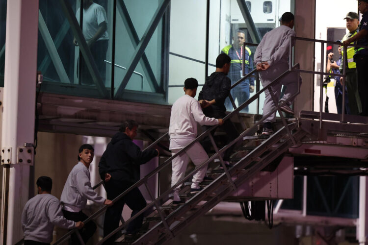 Fotografía de archivo de ciudadanos venezolanos que ingresan a las instalaciones del Aeropuerto Internacional Simón Bolívar tras ser deportados desde Estados Unidos, en Caracas (Venezuela). EFE/ Miguel Gutiérrez