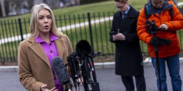 La Casa Blanca no tiene dudas de que los venezolanos enviados a El Salvador son miembros del Tren de Aragua