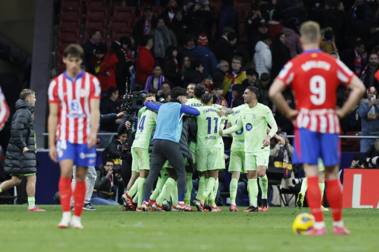 Los jugadores del FC Barcelona celebran el tercer gol de su equipo durante el encuentro correspondiente a la jornada 28 de Laliga EA Sports que disputaron Atlético de Madrid y FC Barcelona en el estadio Metropolitano, en Madrid. EFE / Ballesteros