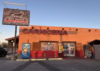 ‘Visitas’ de Inmigración a negocios latinos en EEUU espantan a trabajadores y compradores