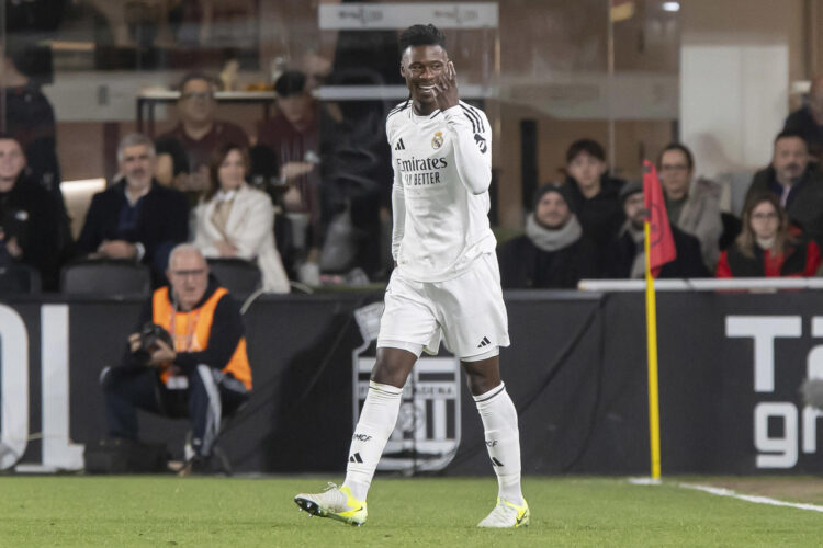 El centrocampista francés del Real Madrid Eduardo Camavinga, uno de los jugadores que están a una tarjeta de ser sancionado en Liga de Campeones. EFE/Marcial Guillén/Archivo