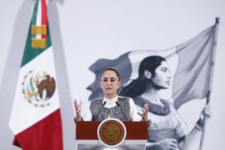 La presidenta de México, Claudia Sheinbaum, habla durante una rueda de prensa este viernes, en el Palacio Nacional de Ciudad de México (México). EFE/ Mario Guzmán