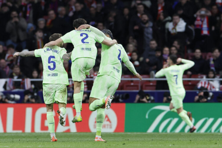 MADRID, 16/03/2025.- Los jugadores del FC Barcelona celebran el cuarto gol de su equipo durante el encuentro correspondiente a la jornada 28 de Laliga EA Sports que disputan hoy domingo Atlético de Madrid y FC Barcelona en el estadio Metropolitano, en Madrid. EFE / Ballesteros