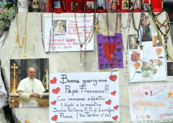 El papa prosigue su terapia hospitalaria y redactará la homilía del domingo