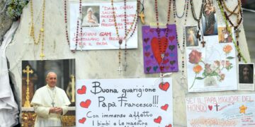 El papa prosigue su terapia hospitalaria y redactará la homilía del domingo