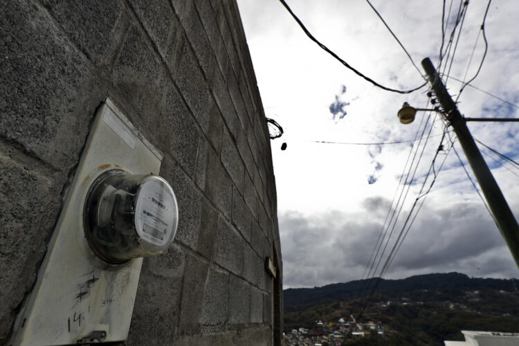 Fotografía de un contador de energía en Tegucigalpa (Honduras). EFE/Gustavo Amador