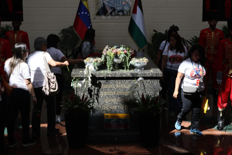 Simpatizantes dejan flores sobre el sepulcro del fallecido presidente de Venezuela este miércoles, en el Cuartel de la Montaña 4F en Caracas (Venezuela). EFE/ Miguel Gutiérrez