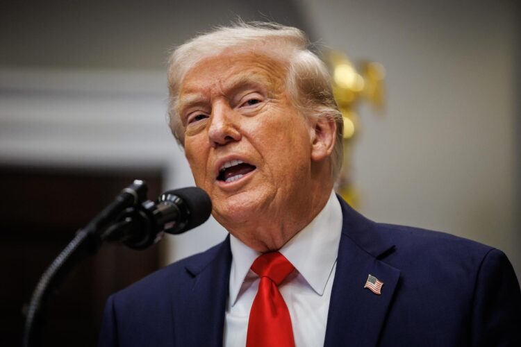 Los esperados aranceles anunciados por el presidente de Estados Unidos, Donald Trump, entraron en vigor esta medianoche. EFE/EPA/Samuel Corum / POOL