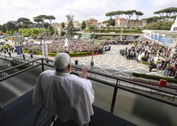 Secretario de Estado vaticano: el papa tendrá que «estar tranquilo» y seguir convalecencia