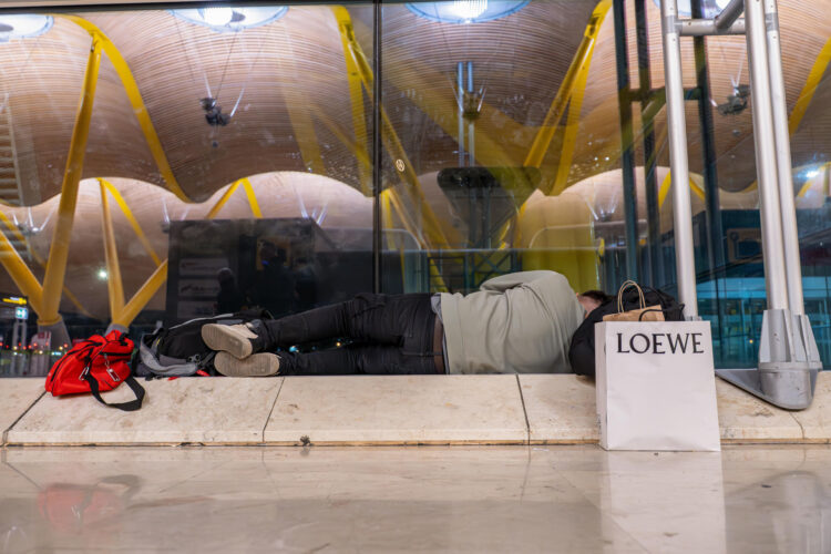 Vivir en un aeropuerto, la realidad de cientos de inmigrantes en Madrid